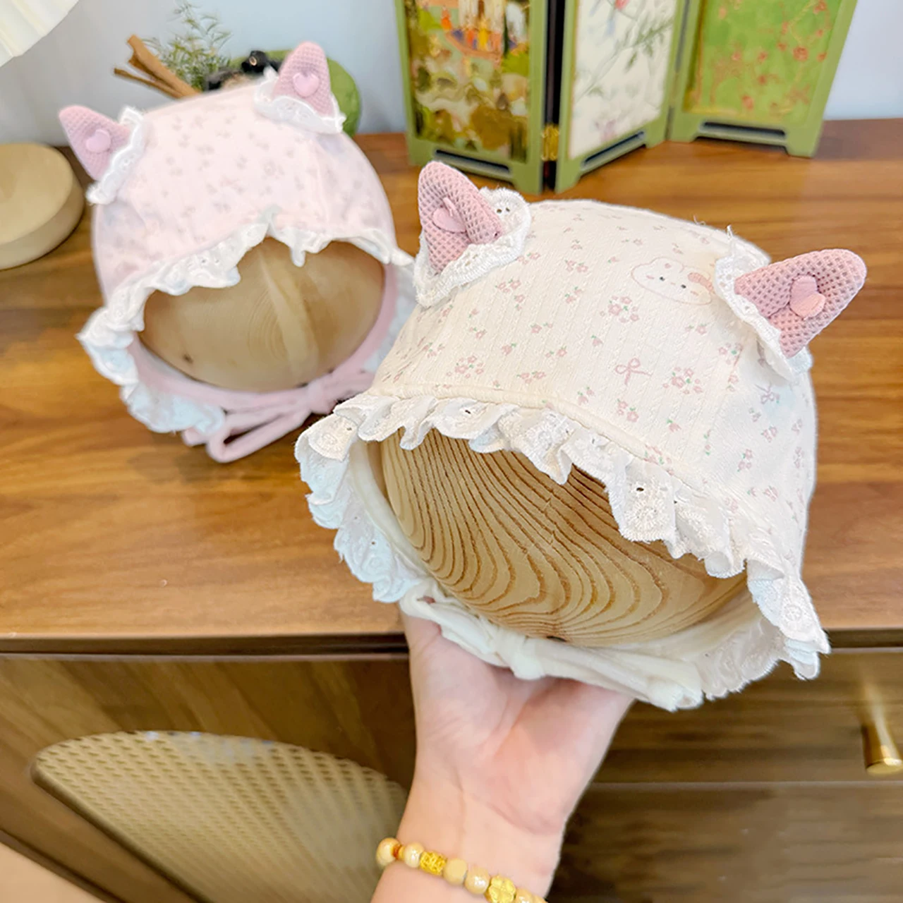 

Sweet Lace Brim Ear-Cover Cap Infant Tie-up Beanie Princess Baby Head Protection Hat Windproof Spring Fall Headgear Bonnet 3-24M