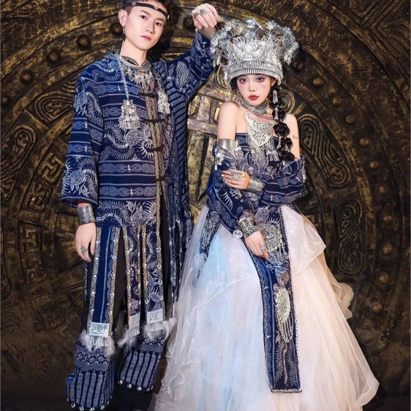 คู่ใหม่ผ้าบาติกชุดประจําชาติหญิงสไตล์หมู่บ้านภาพ