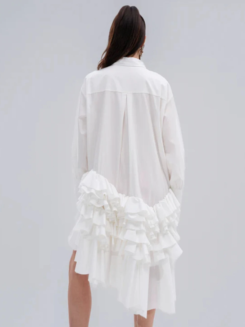 เสื้อเชิ้ตผู้หญิงสีขาวทรงหลวมสไตล์เซ็กซี่ รุ่น Modphy แฟชั่นปี 2025 แขนยาว ดีไซน์ระบายหรูหรา ทรงไม่สมมาตร เสื้อผ้าผู้หญิง