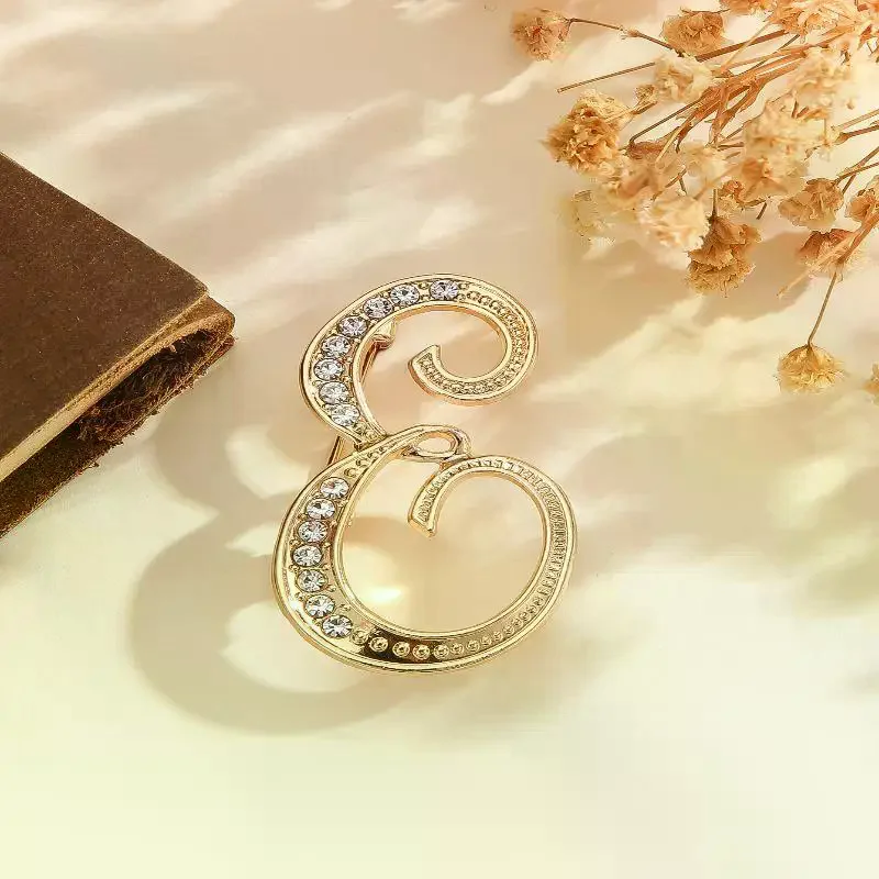 المرأة A-Z رسالة بروش الراين كريستال الذهب اللون الإنجليزية الأبجدية دبابيس معدنية لطيف بروش مجوهرات اكسسوارات هدية