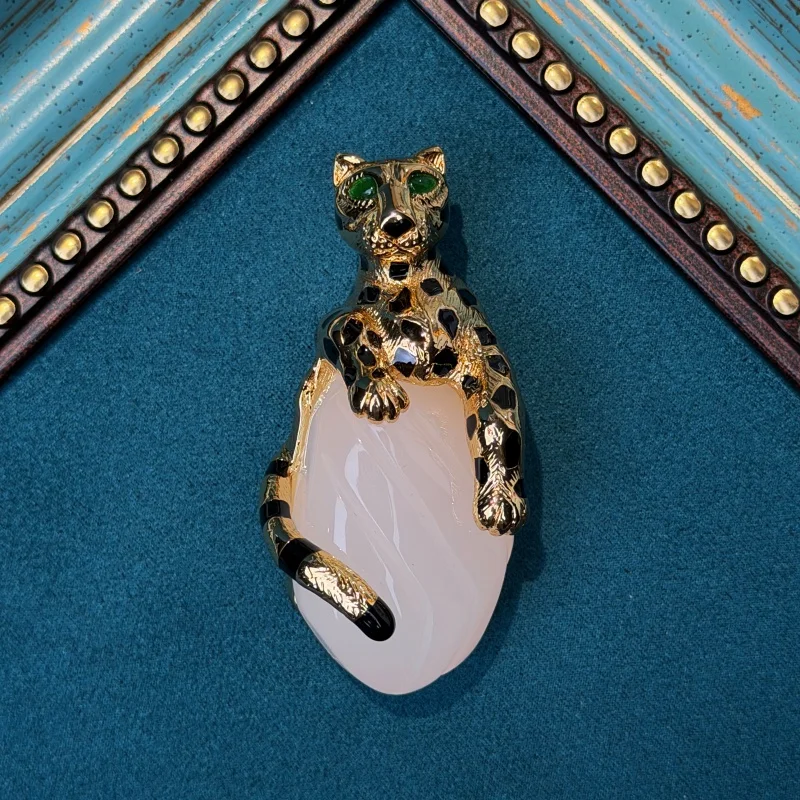 

Vintage Leopard White Marble Brooches For Woman Dress Party Luxury Brand Art Deco Gold Color Jewelry High Quality Gift 2026 New