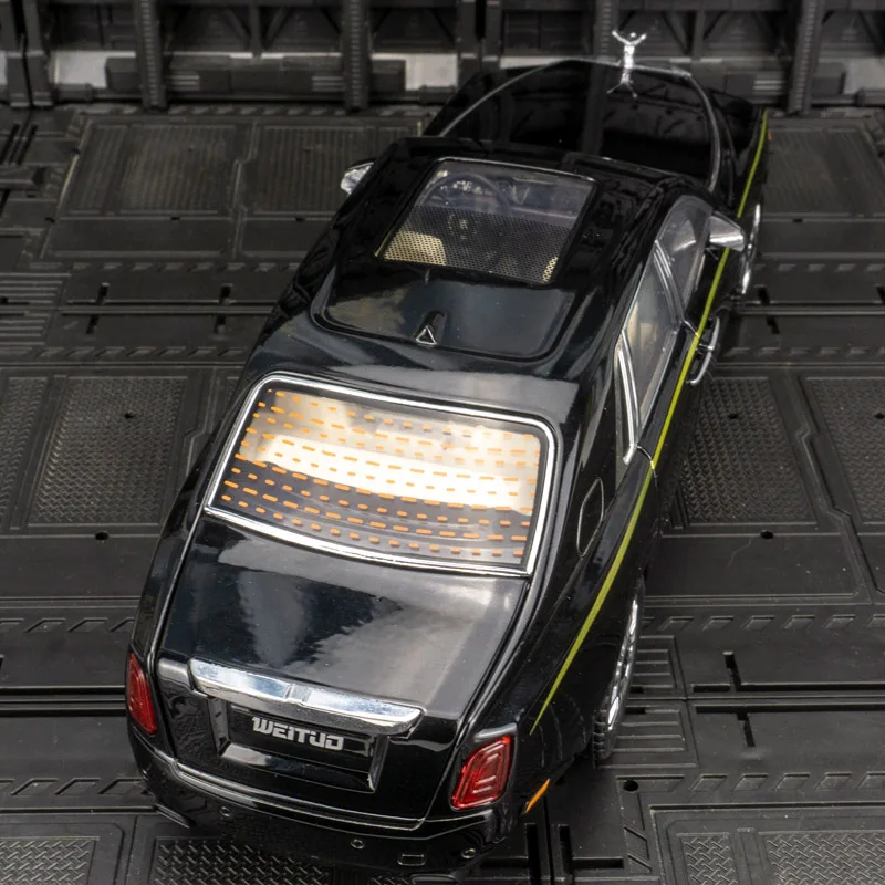 1:20 Simulation Rolls Royce Phantom Alloy Car Model has sound and lighting functions doors on both sides that can be opened