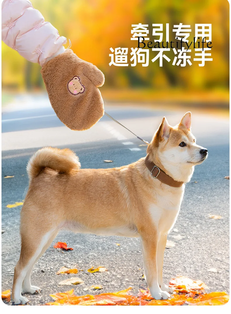 

Dog Hand Holding Rope Winter Warm Retractable Pet Supplies Walking the dog outside