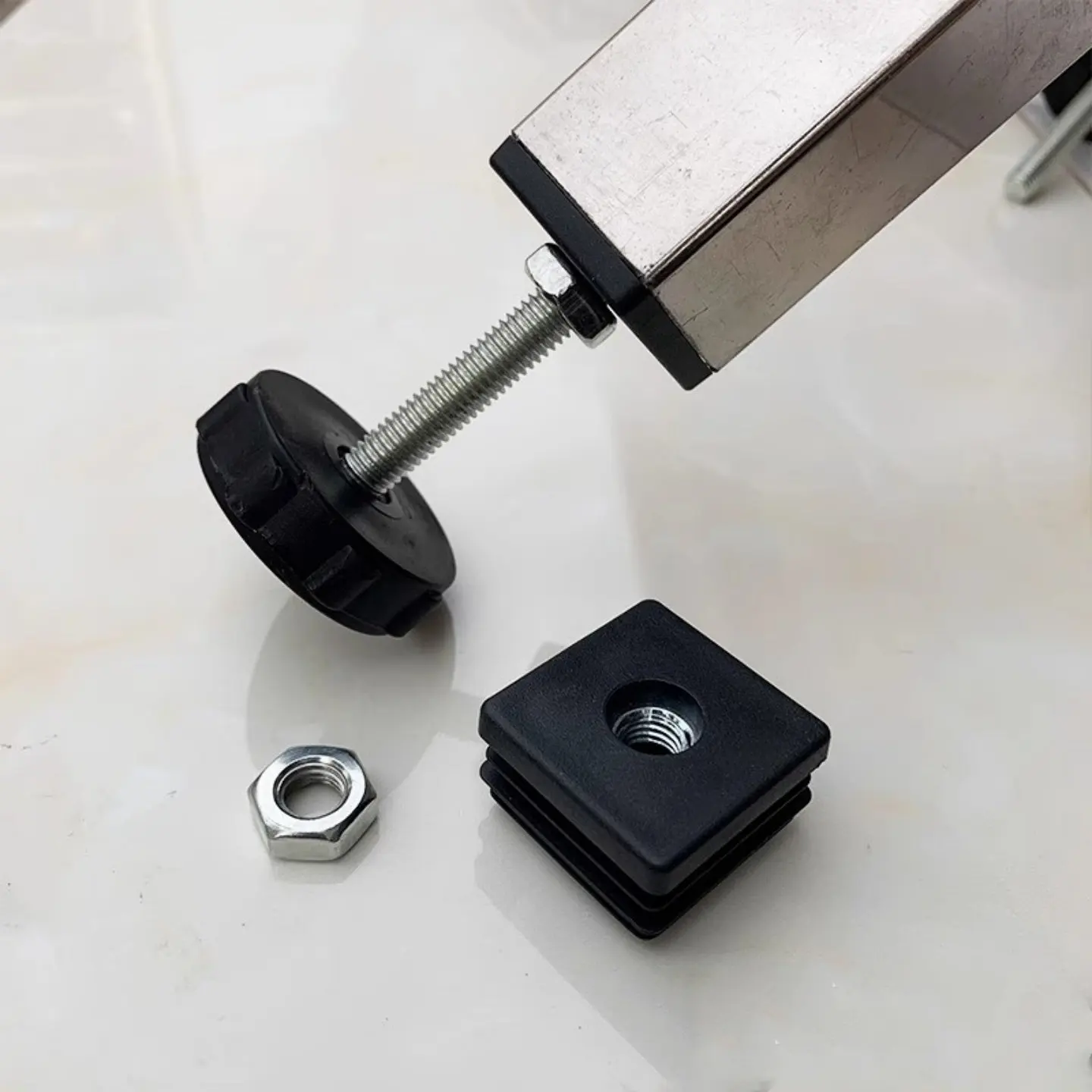 

1 шт. регулируемые по высоте и усиленные напольные опоры диаметром 20~40 мм с гайками-заглушками из нержавеющей стали для ножек столов для увеличения высоты.