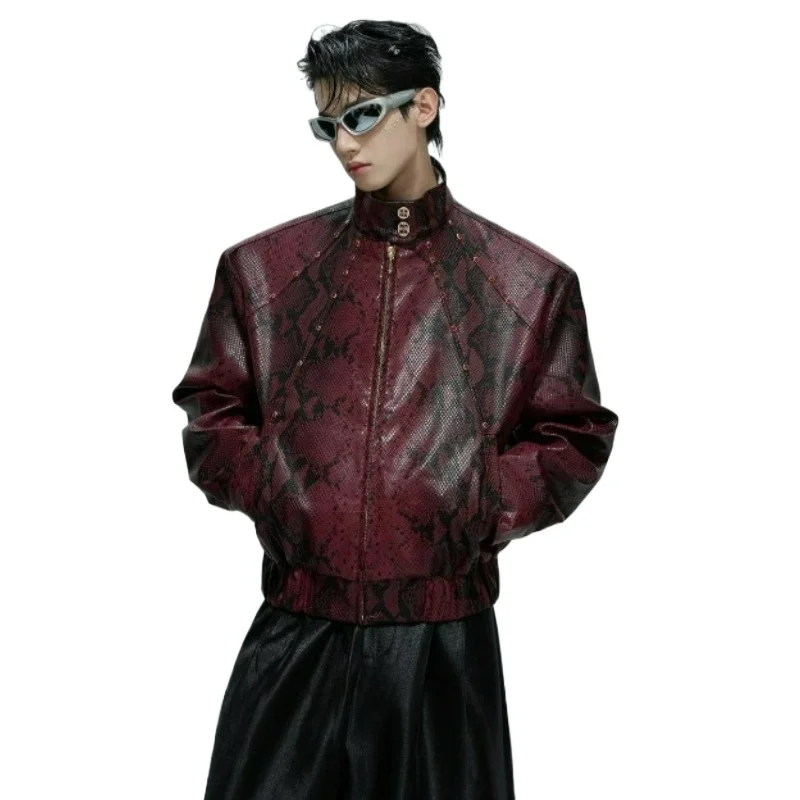 Una chaqueta corta de cuero con cuello alto y adorno de piedras preciosas para hombres primavera otoño 2026 con un sentido de diseño único