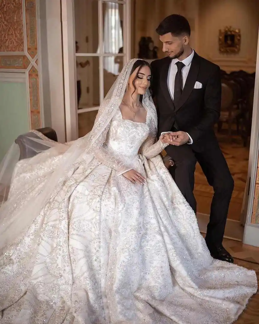 Robe de Mariée en Dentelle à Paillettes et Col Carré, Tenue Personnalisée avec Plis et Traîne de Balayage