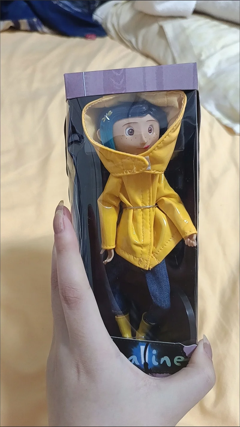 NECA Coraline Puppe Anime Gelenkfigur Der Geheime Regenmantel Pullover In Gestreiftes Hemd Spielzeug LA Mädchen Dekoration Modell Spielzeug Geschenke – Detail 2