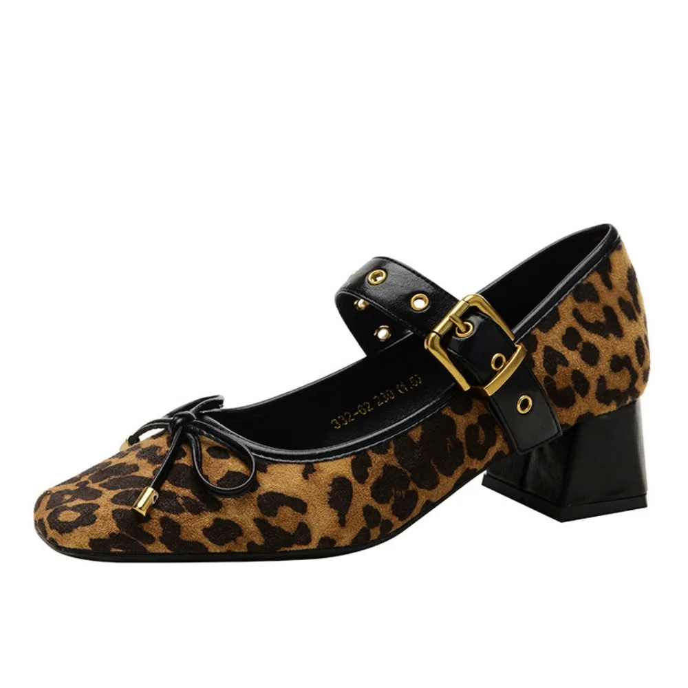 Женские замшевые туфли-лодочки в стиле ретро, винтажные с леопардовым принтом, 5 см, с квадратным носком и блочным каблуком, черная отделка, металлические туфли с перекрестным ремешком и бантом золотого тона
