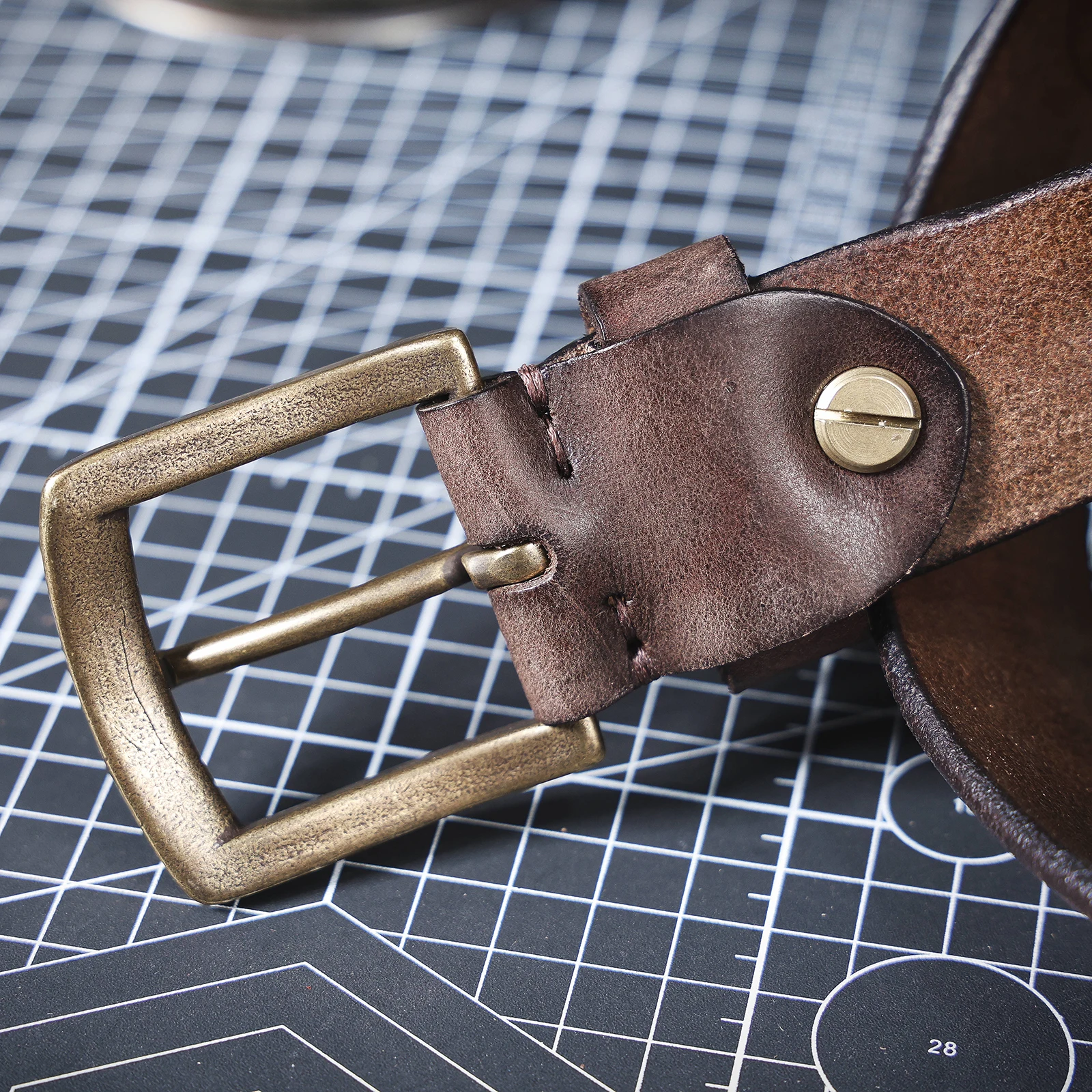 S.WORKER Klassischer dicker Herrengürtel aus echtem Leder, Messing-Dornschließe, vollnarbiges Rindsleder, Vintage-Freizeitgürtel für Jeans, mit Geschenkbox – Detail 17