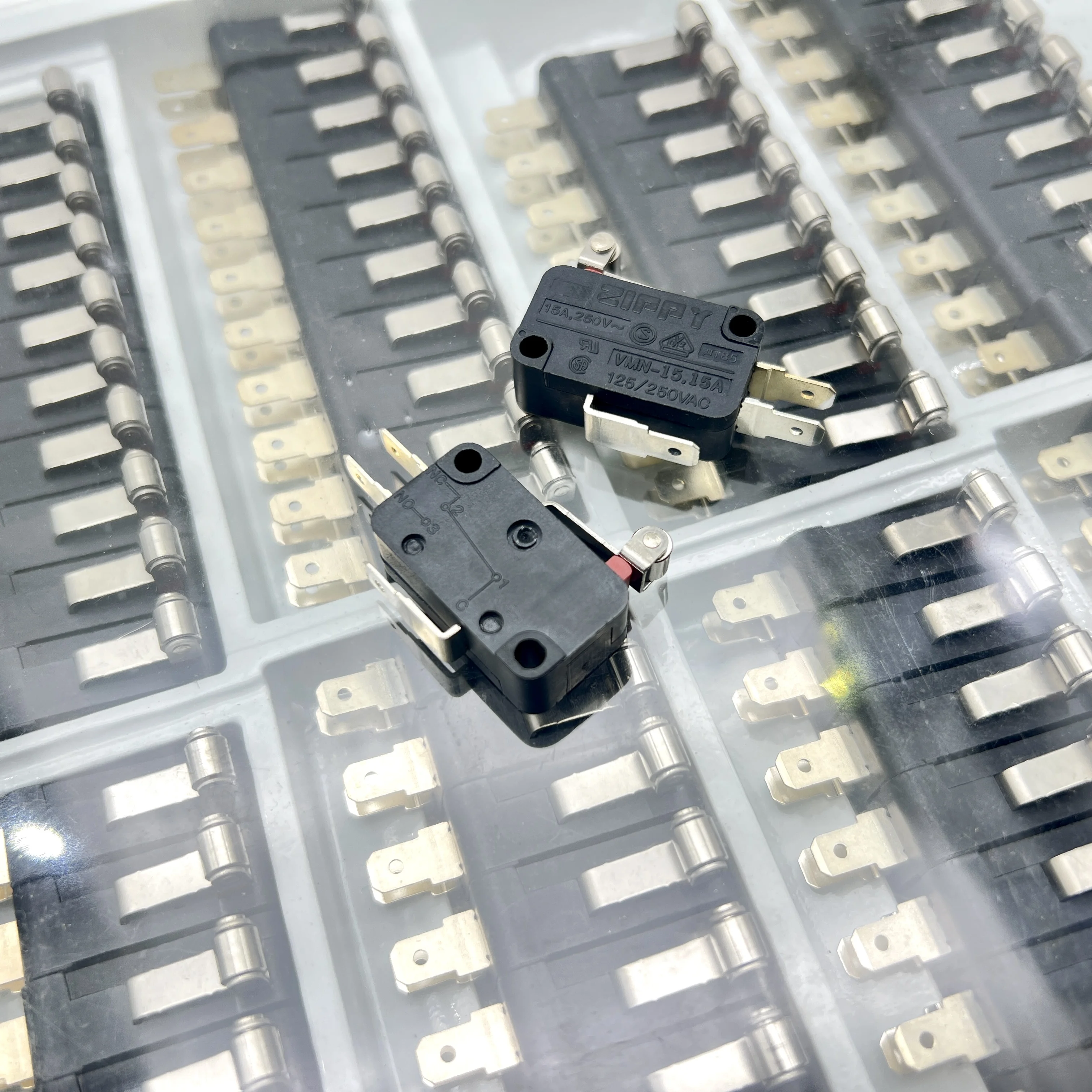 1 pcs Taiwan with short roller micro switch three-legged 15A VMN-15H-05D0-BZ shredder switch