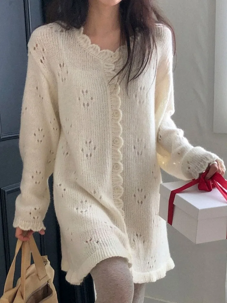 シックなクラウドエッジラウンドネックシングルボタン長袖ニットドレス女性の甘い若々しい中空刺繍春ドレス