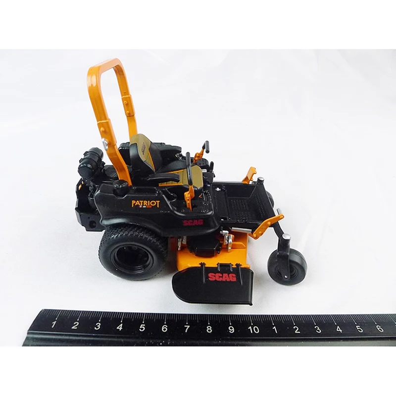 Primer engranaje Diecast escala 1:25 cortacésped Tractor aleación ingeniería modelo colección adornos de recuerdo regalo para niño exhibición estática