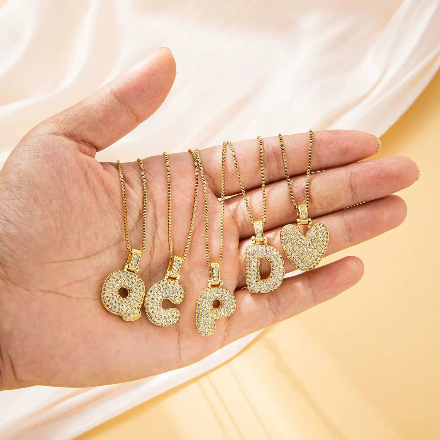 قلادة الزركونيا الأكثر فريدة من نوعها وأنثوية على الطراز الأوروبي 26 حرف إنجليزي من التيتانيوم الصلب لعام 2025