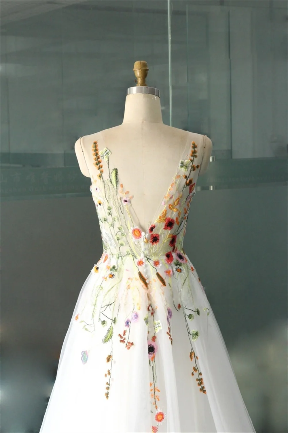 فستان زفاف كيوتو مخصص من الدانتيل الأبيض والتطريز على شكل حرف V على شكل حرف a بدون ظهر فساتين سهرة بطول الأرض 2025