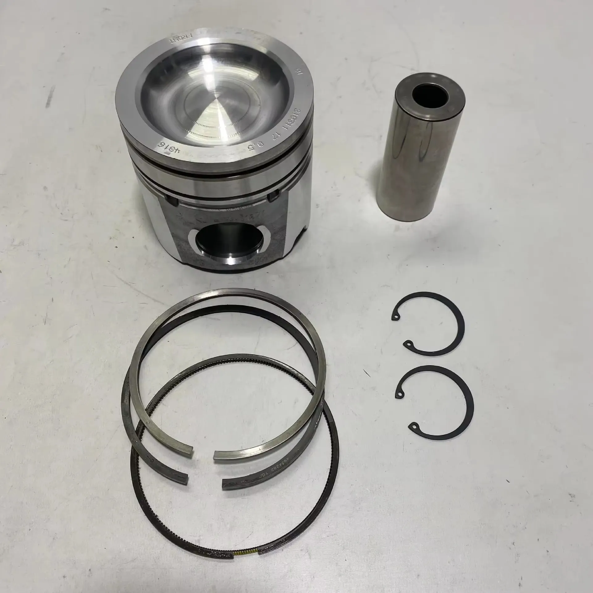 

Cummins QSL9 Diesel Engine Parts Piston Assembly Split Piston 4955237