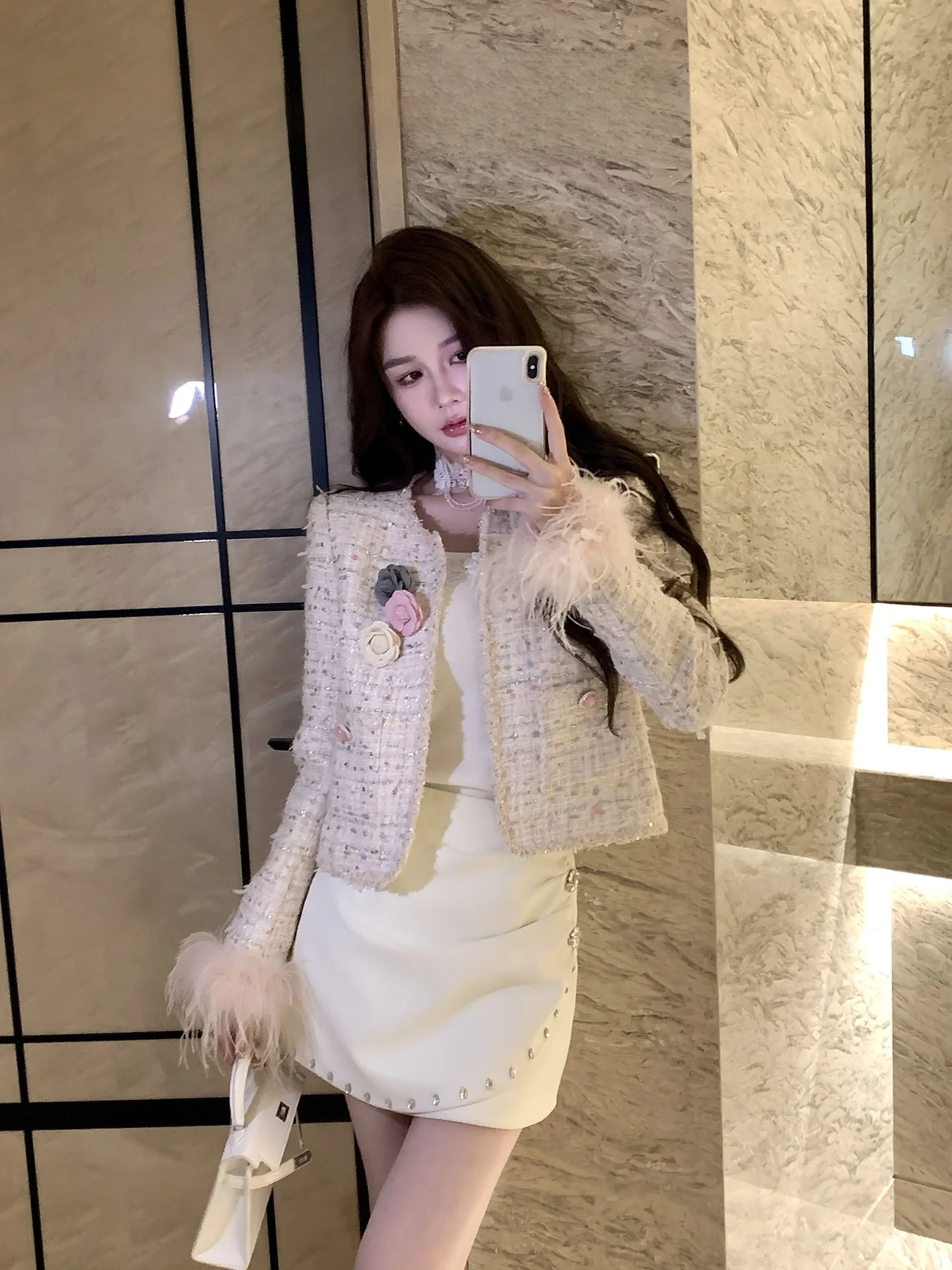 Jaqueta Feminina Azzen Paris de Outono com Design Exclusivo, Seda Floral e Plumas de Avestruz - Casaco Curto Estilo Francês