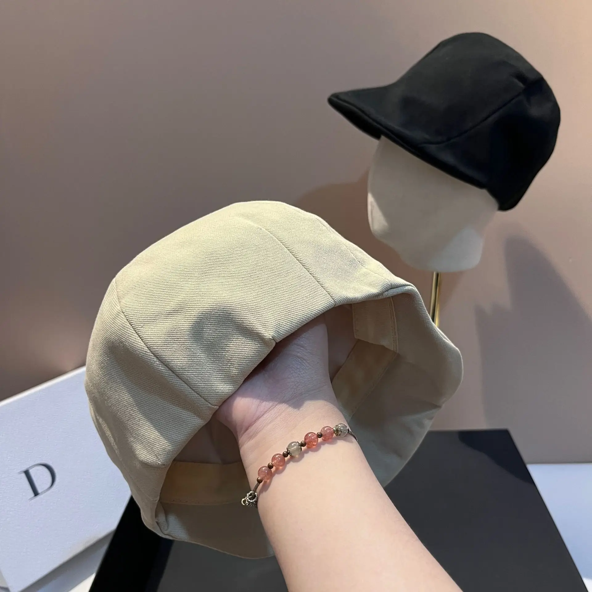 قبعة زوجين قطنية عصرية للجنسين لعام 2025 - قبعة عصرية جديدة لربيع وصيف بتصميم خلفي صغير قابلة للتعديل للترفيه في الهواء الطلق إلى الأمام