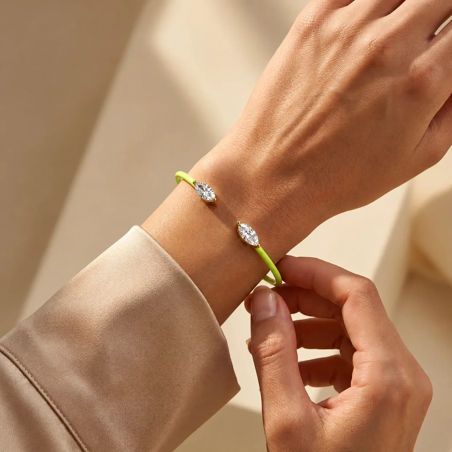 Moonmory Original Hellgelbes Emaille Offenes Armreif-Armband für Damen 5A Marquise Zirkon 14K Vergoldetes Messing Minimalistischer Schmuck – Detail 2