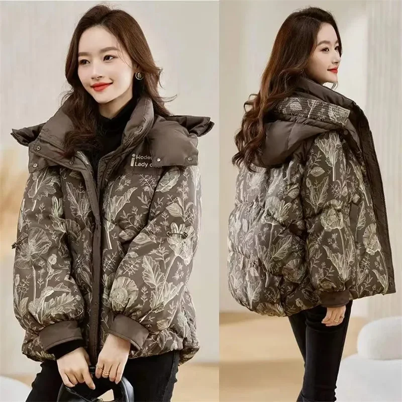 Chaqueta de algodón pequeña de alta gama para mujer en invierno 2025, nueva Chaqueta de algodón gruesa y adelgazante con estampado suelto de Estatura pequeña