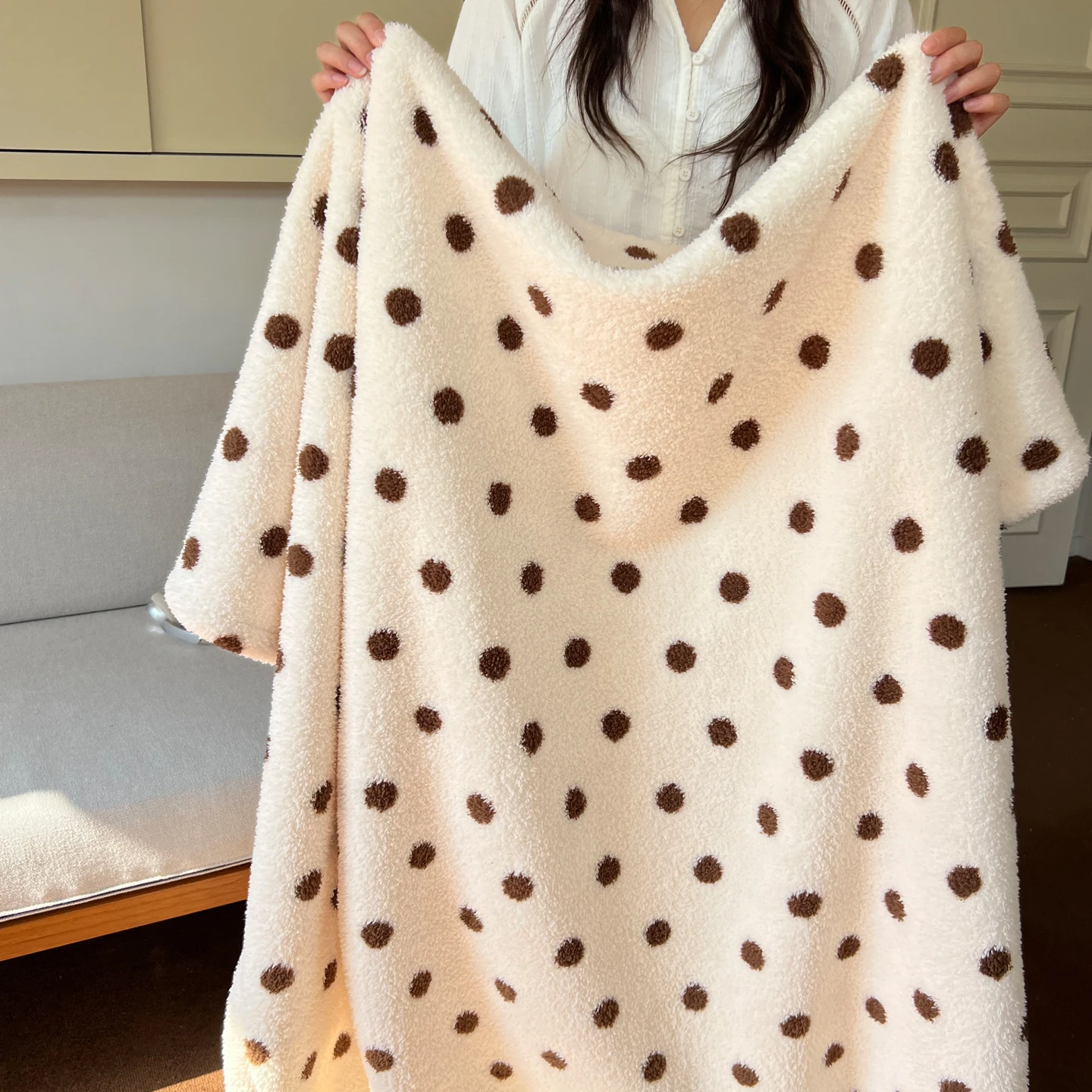 Polka Dot Puffy Fleece Blanket Cozy Soft Plush Sofa Throw Blanket Autumn Winter Warm Nap Shawl Blankets with Pom Poms Home Decor