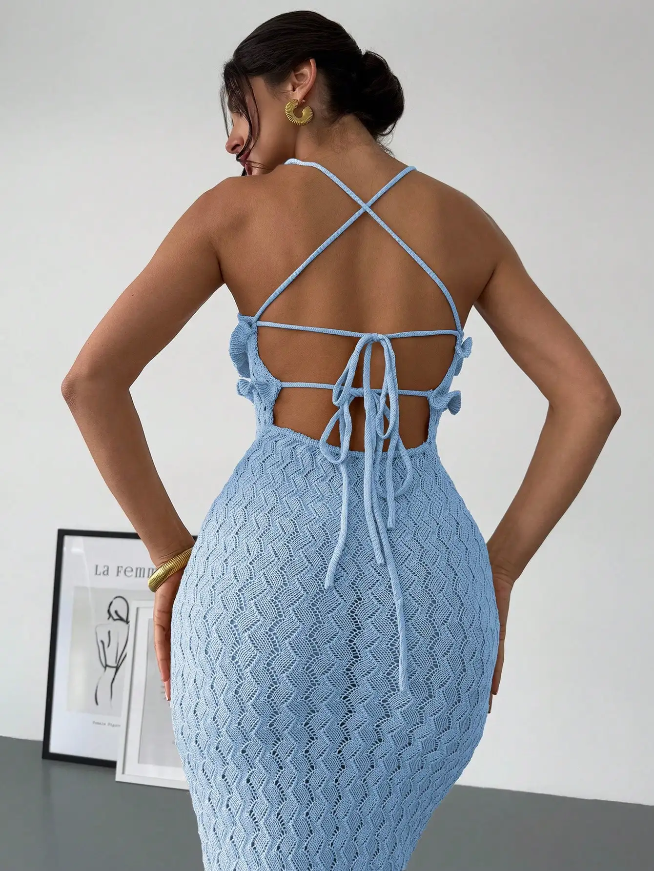 

Светло-голубое вязаное крючком платье с открытой спиной, регулируемыми бретелями и драпировкой