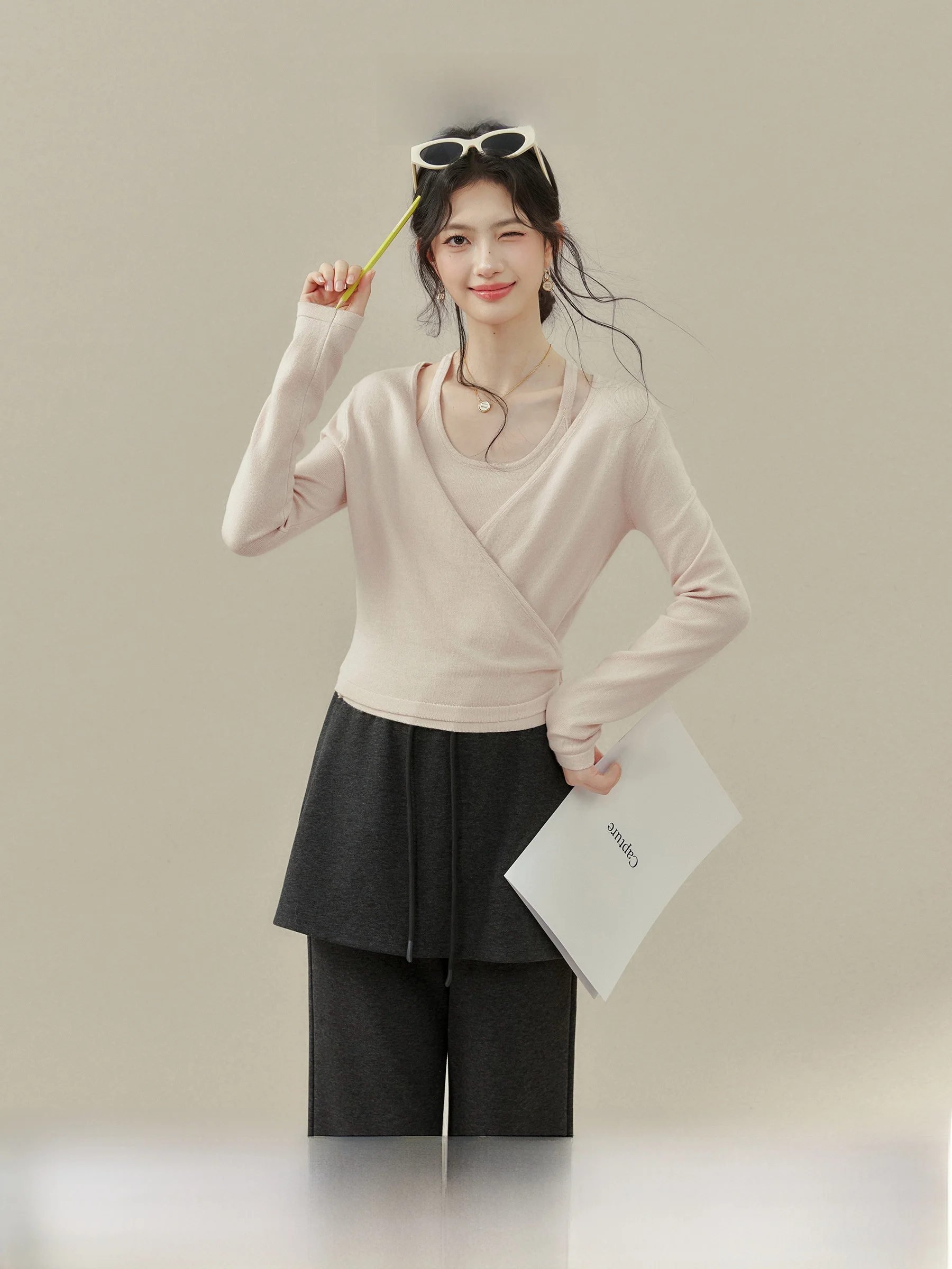 

Весенний розовый рабочий костюм-двойка: вязаный жилет с глубоким V-образным вырезом и поясом, а также облегающий вязаный топ с длинными рукавами для женщин