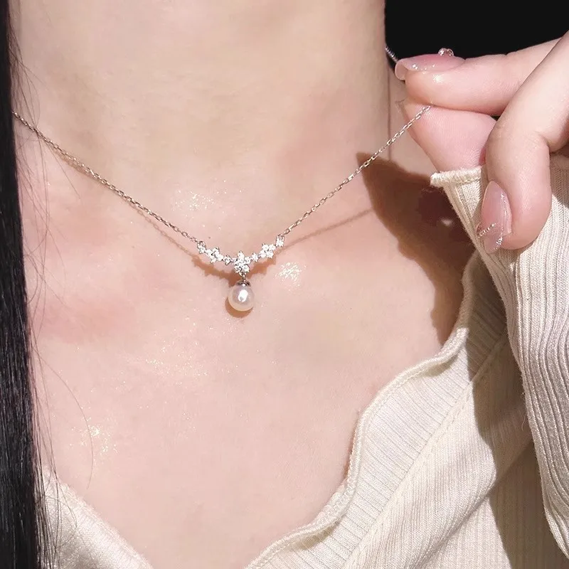 PT950 Platinum French-style flower-shaped zirconia pearl pendant necklace for women, a new stylish, luxurious and high-end