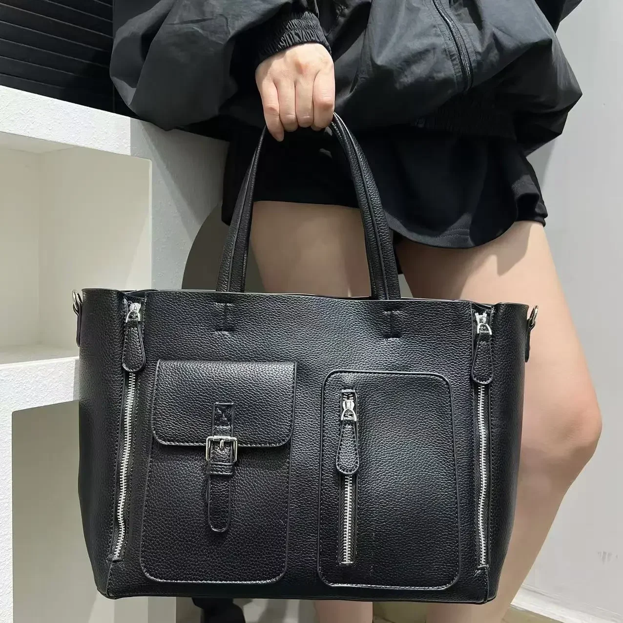 

Ladies' fashionable and personalized oversized multi pocket shoulder bag with large capacity, retro and simple shoulder bag