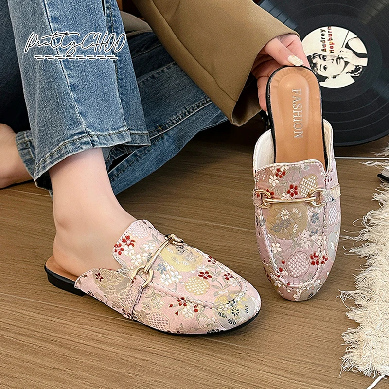 

Luxury Floral Mule Shoes Woman Elegant Brand Design Closed Toe Slip-on Sandals Ladies Pink Beige Outdoor Slides With Gold Chain