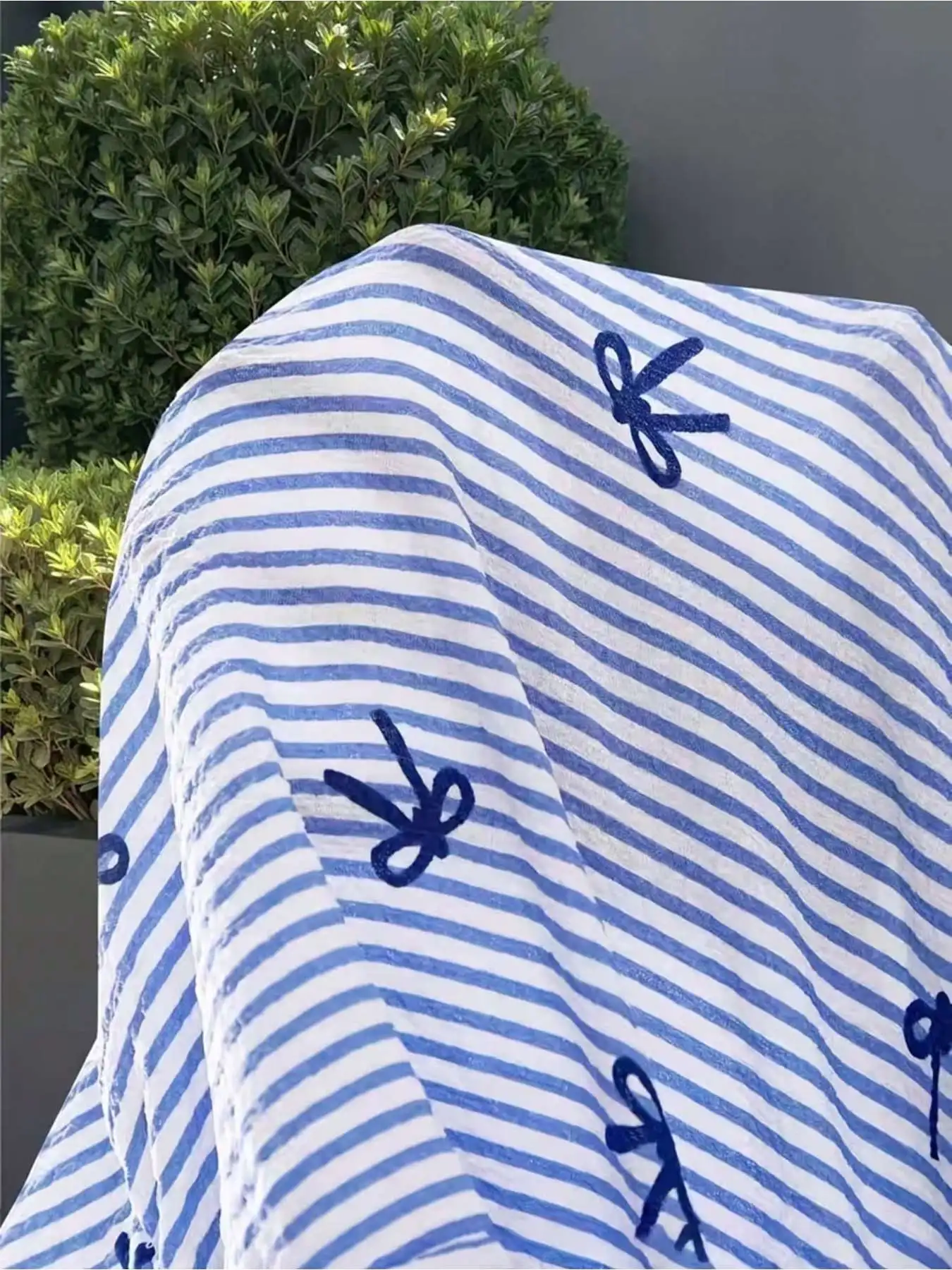 Ärmelloser Kinder-Jumpsuit mit Schleifendruck und Rüschenrand, lässig und elegant. – Detail 7