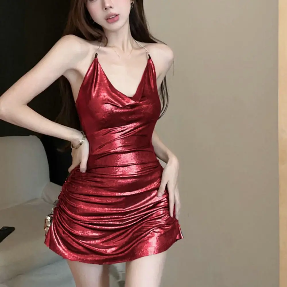 موضة مطوي الورك المعانقة تنورة عارية الذراعين لامعة أكمام الحمالة فستان رقيقة ملابس خاصة سليم فستان بكتافة فتاة حار