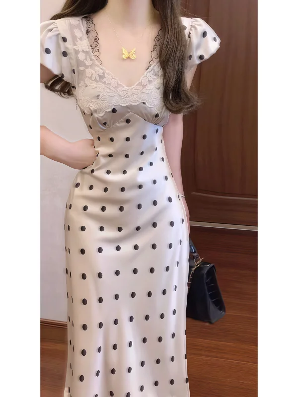 فستان صيفي طويل أنيق بتصميم فرنسي منقط من الأسيتات والساتين، بأكمام قصيرة ورقبة على شكل V وأكمام فقاعية، مع تصميم مشدود عند ا...