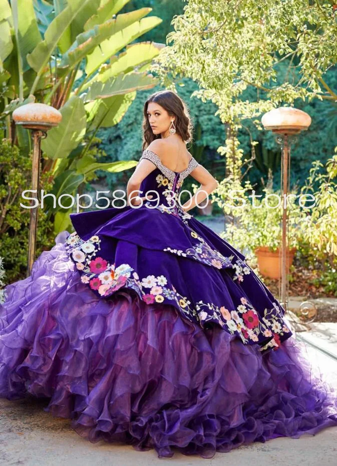 Charro เปิดไหล่ชุดเดรส quinceanera แต่งระบายผ้ากำมะหยี่สีม่วงดอกไม้พองพองผ้าคอร์เซ็ท vestidos de XV Sweet 15