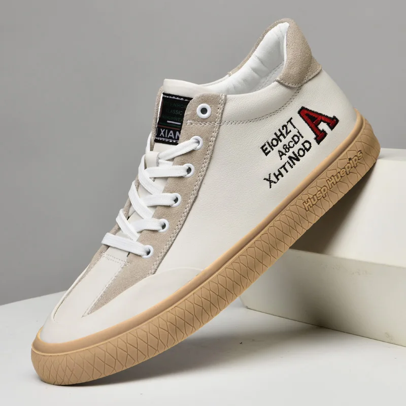 أحذية بيضاء للرجال عصرية ومريحة ذات قاع مسطح ومطرزة وخفيفة الوزن وفاخرة لزيادة الارتفاع أحذية رياضية ترفيهية