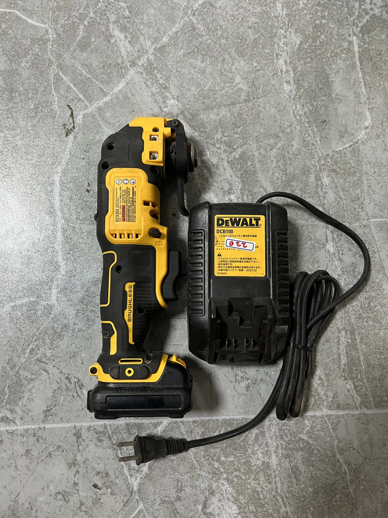 DEWALT 12V DCS353B 12 Volt MAX Brushless Cordless Oscillating Tool 1.3AH battery set second-hand