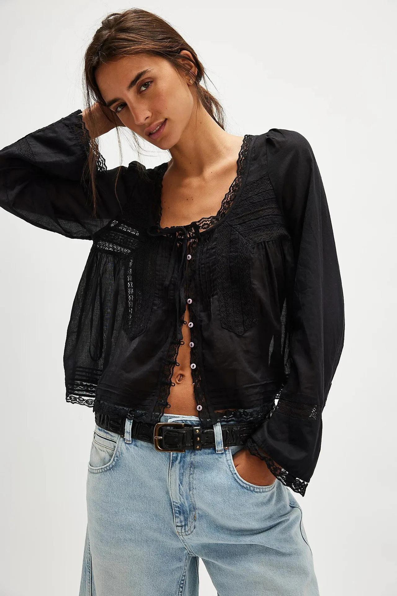Damen-Bluse im französischen Nischenstil mit U-Ausschnitt, Spitze, kurzer Länge, vorne gebunden, ausgestellte lange Ärmel, Vintage, leicht, lässig – Detail 12