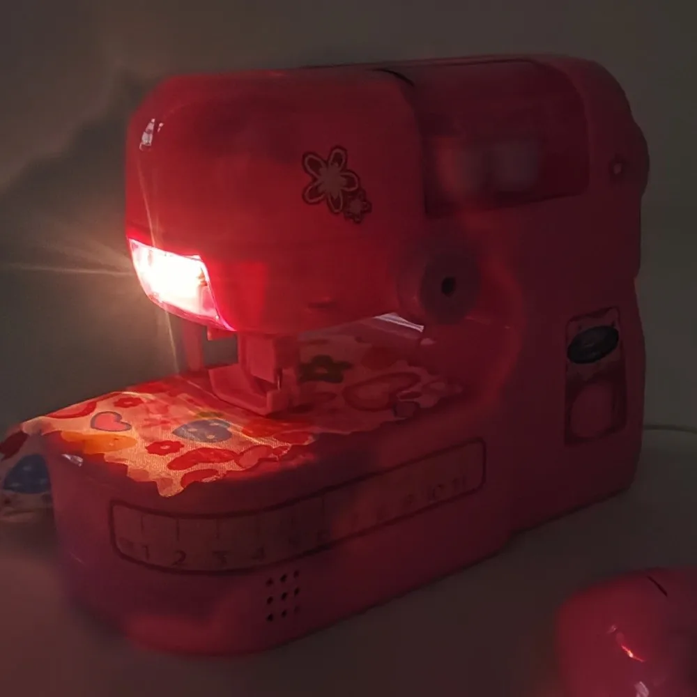 Machine à coudre pour enfants simulée faisant des vêtements avec Machine à coudre légère jouets Portable rose électrique enfants jouet de couture