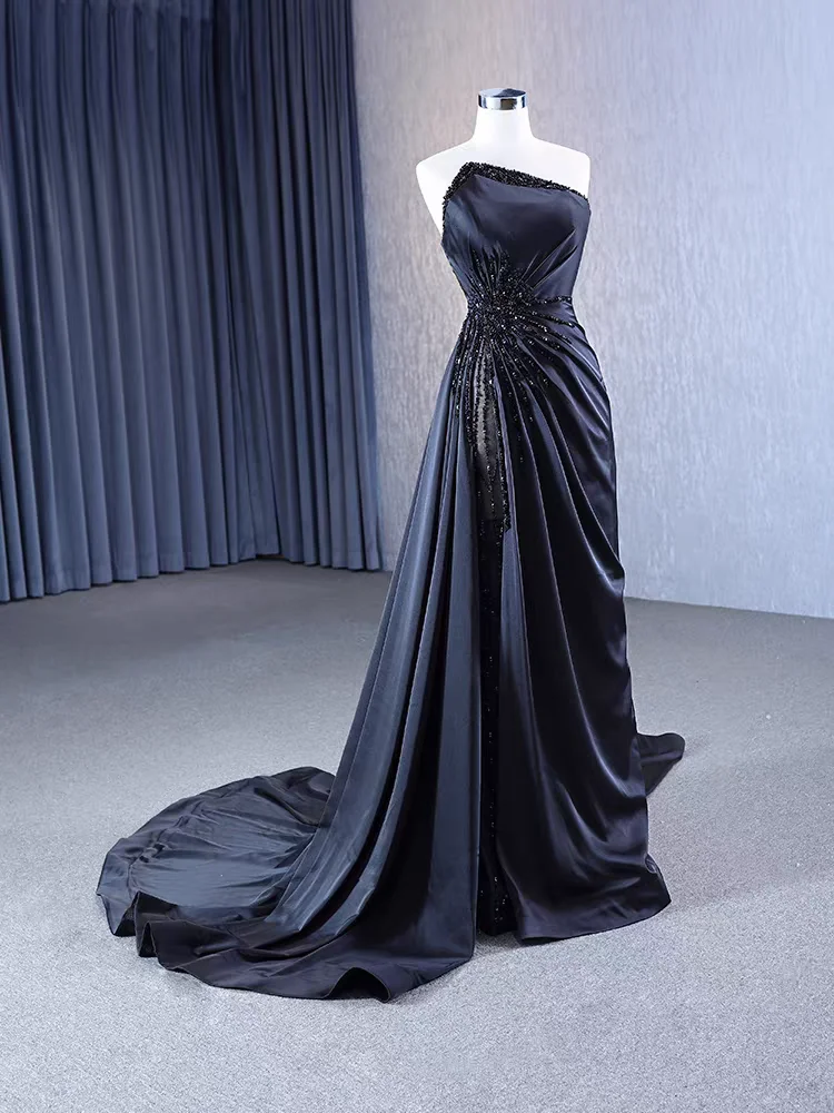 Vestido de noite de cetim pérola, vestido preto plissado sem alças com grande fenda