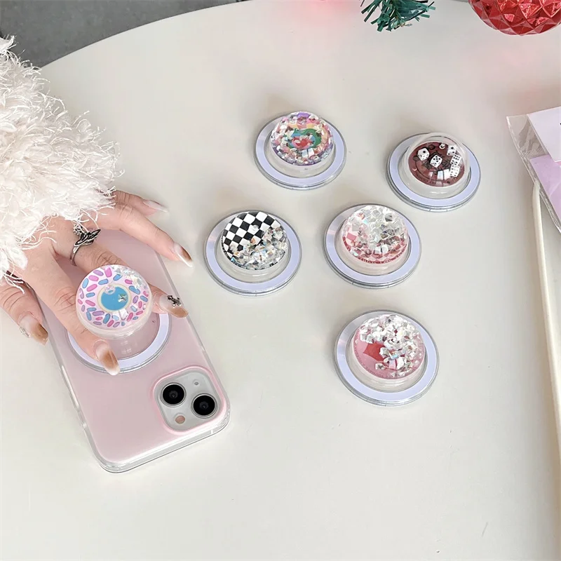 

Держатель с магнитной ручкой в форме сердца, блестящий песок, движущаяся жидкость, лопатка для кубиков для телефона, держатель для розетки Magsafe для IPhone 17