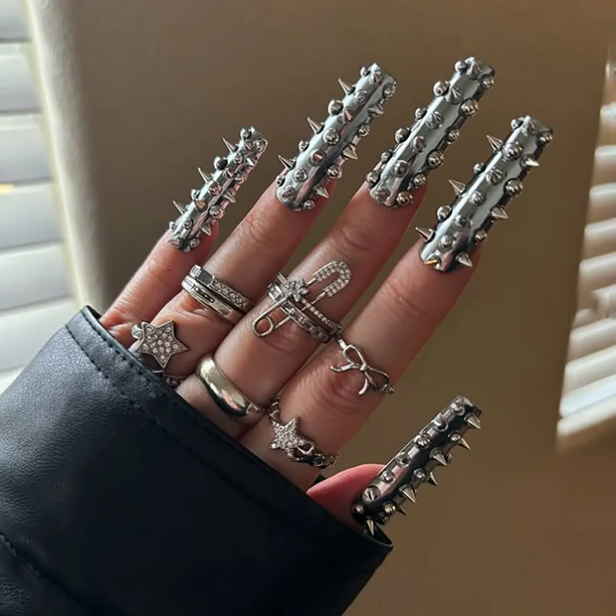 2026 Nuevas uñas postizas de metal plateado con diseño punk INS, mecánicas, con espejo cibernético de diente de lobo, 24 piezas, 1 unidad