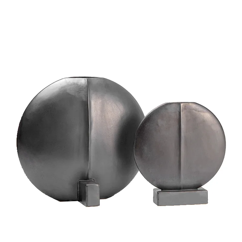 

Ceramic vase, retro and old Japanese ornaments in the model room, simple black round and flat flower ware