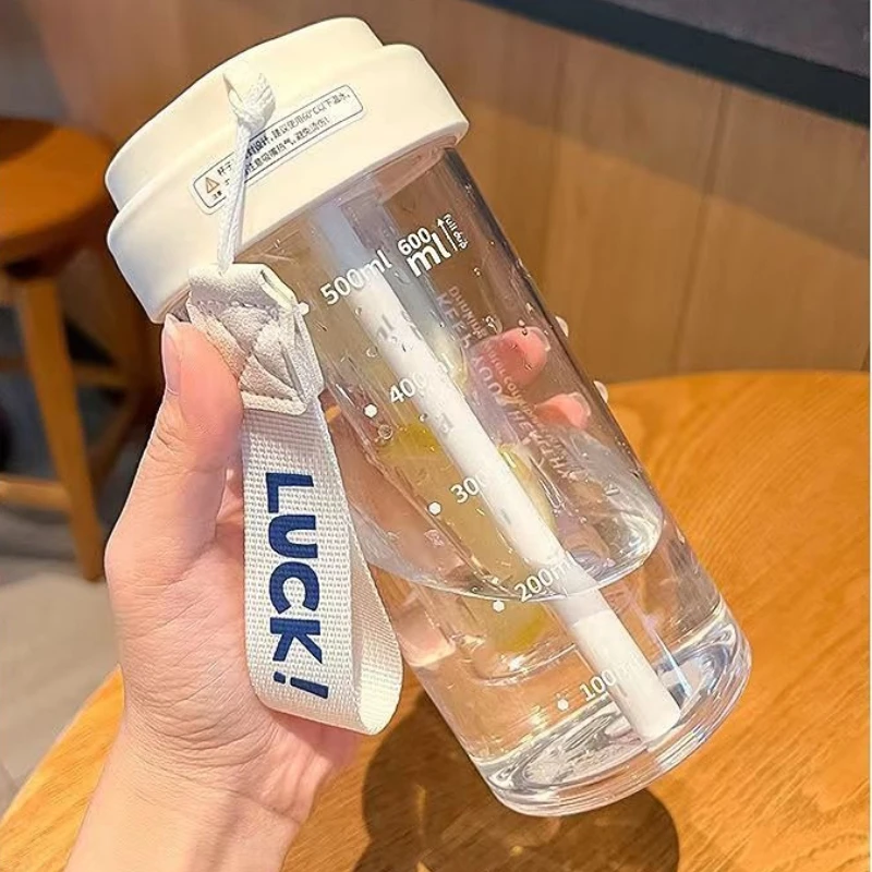 Tazza di cannuccia in plastica di grande capacità da 600 ml, bottiglia d'acqua portatile per tè per studenti, bicchieri per festival di Natale per donne, uso quotidiano