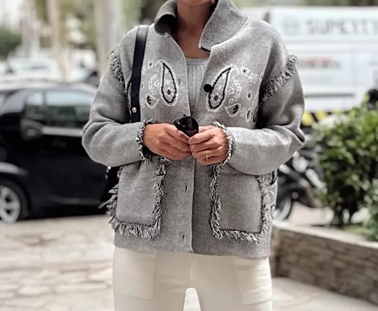 

Женский толстый трикотаж, весна 2025 года, вязаный жаккардовый кардиган с кисточками для женщин, однобортный женский свитер с длинными рукавами и лацканами, винтажный