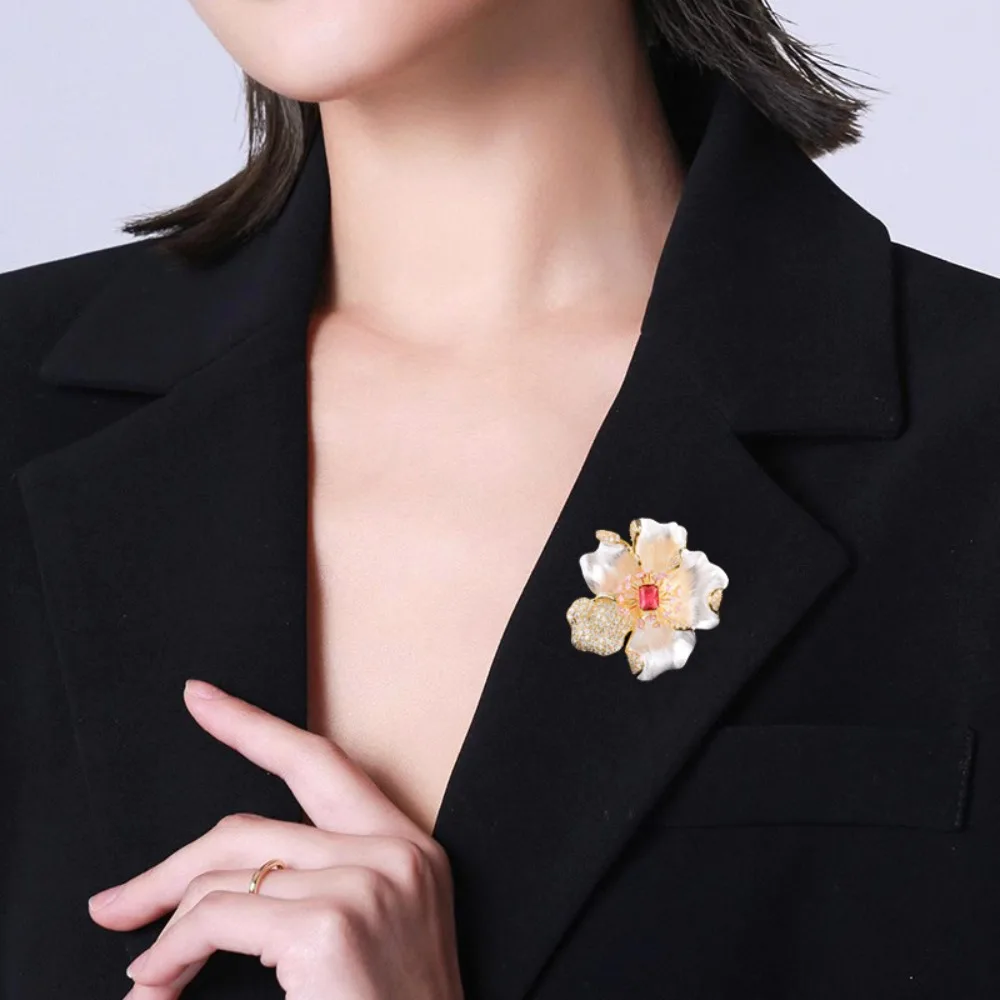 

Luxury Elegant Flower Brooch Pins Lapel Pin Exquisite French Vintage Metal Pins Charming Jewelry Suit Jacket Brooch Party