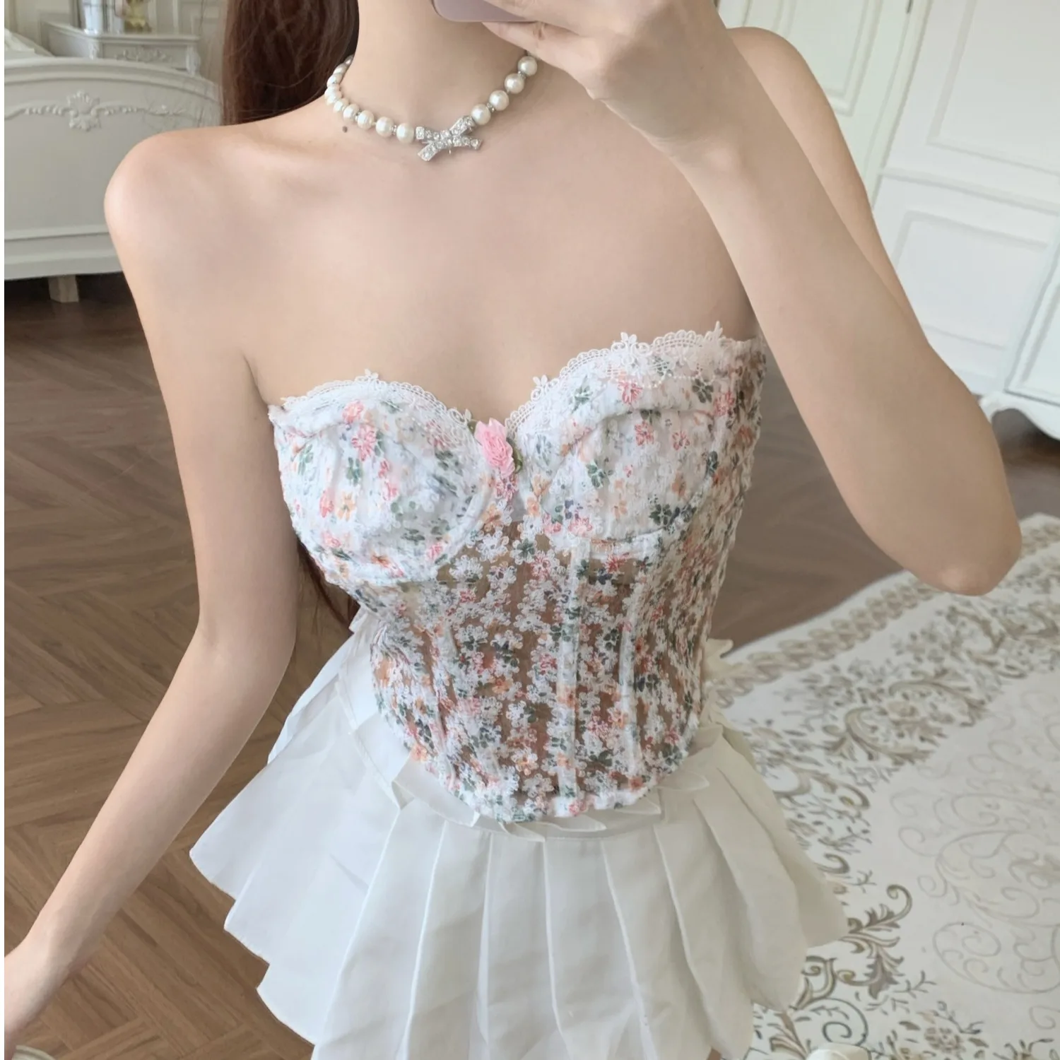 Design Sensation Slim Fit Strapl Hollow Fibone Top femmes été nouveau Sle doux et épicé Bustier débardeur