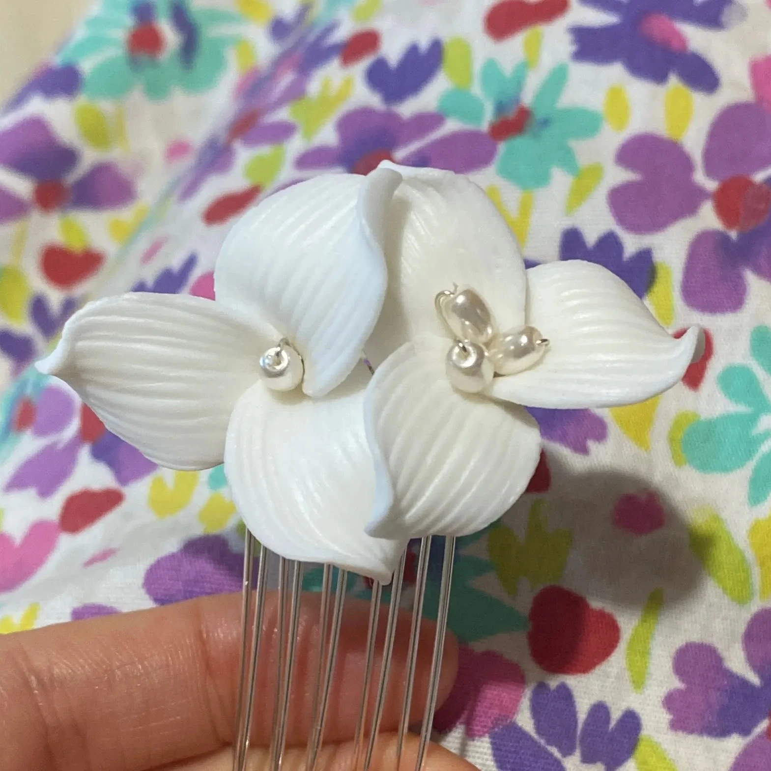 أنيقة زهرة بيضاء أمشاط الشعر العروس الزفاف الشعر مجوهرات السيراميك الأزهار دبابيس الشعر اللؤلؤ ديكور النساء حزب الشعر الحلي