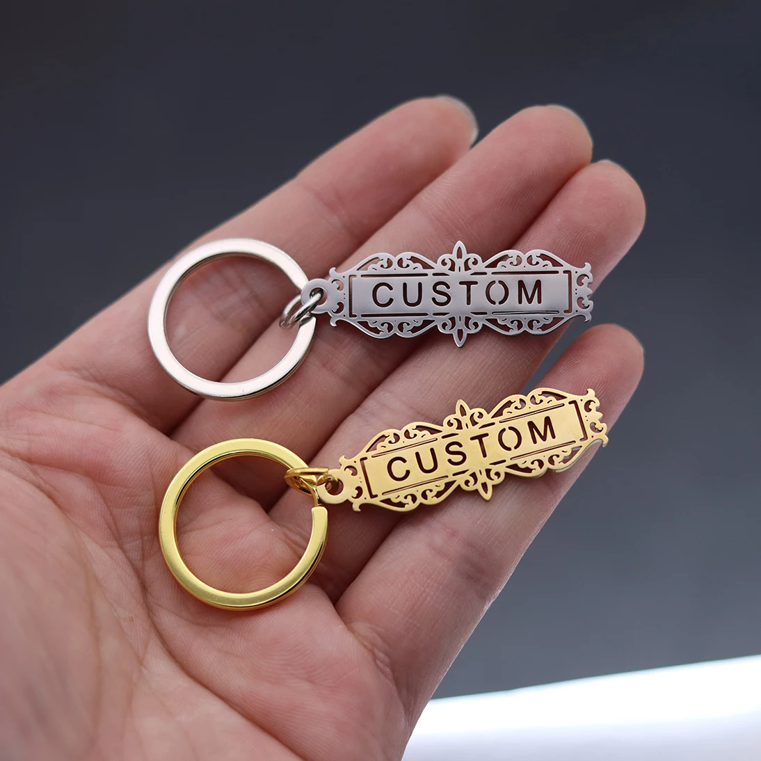 

QIAMNI брелок из нержавеющей стали с индивидуальными буквами, брелок для ключей с именем, персонализированная табличка с лазерной гравировкой, держатель для ключей с парой и другом