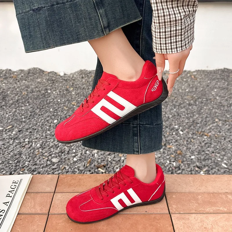 2026 Frühling Damen Luxus Rundzehen-Freizeitschuhe Neue Schnür-Atmungsaktive Flache Schuhe Bequeme Outdoor-Laufschuhe im Angebot