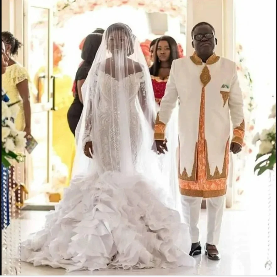 

Customized Off the Shoulder Shinny Crystals Beads Wedding Dress Robe De Mariée Long Sleeves African Tiered Ruffles Bridal Gown