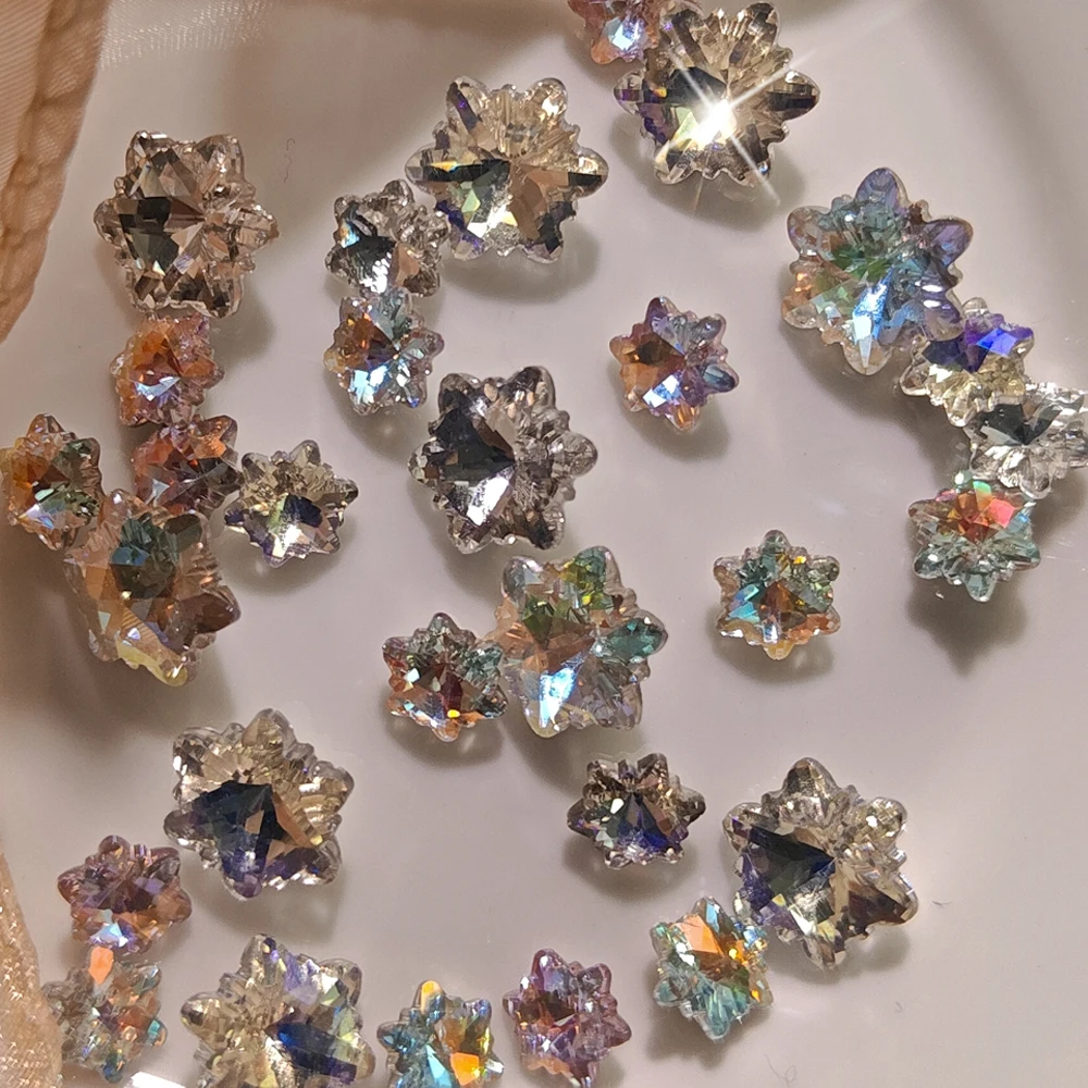 50 Uds Aurora ilusión copos de nieve circón Nail Art Charms 8-12mm parte inferior puntiaguda copos de nieve transparentes gemas de uñas de diamante para decoración de invierno